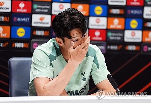 영국 매체 TBR 풋볼은 5일(한국시간) 토트넘 홋스퍼가 손흥민 측에게 새로운 계약을 제안할 준비가 안 돼 있다고 보도했다. 최근 토트넘은 손흥민에게 재계약을 제시하기 보다 1년 연장 옵션을 발동해 계약기간을 2026년까지 늘리려고 하고 있다. 또 매체는 토트넘이 손흥민 대체자로 5000만 파운드(약 901억원)로 평가되는 2004년생 윙어 제이미 기튼스(보루시아 도르트문트)를 노리고 있다고 주장했다. 연합뉴스