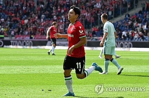 독일 매체 TZ가 6일(한국시간) 하노버에서 뛰고 있는 이현주의 대한민국 축구 국가대표팀 발탁 소식을 전했다.&nbsp;공격수인 그는 다가오는 국제축구연맹(FIFA) 월드컵 예선 경기에 나설 대표팀 명단에 포함됐다"라며 "이는 연령별 대표팀 출전 이후 그의 첫 A대표팀 발탁이다. 연합뉴스