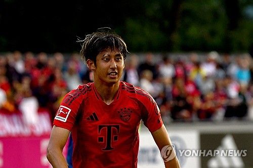 바이에른 뮌헨은 5일(한국시간) 구단 공식 홈페이지를 통해 이토 히로키가 또 수술대에 올랐다고 발표했다. 일본 센터백 이토는 이번 여름 뮌헨에 합류했지만 지난 7월 프리시즌 친선전 때 중족골 부상을 입어 장기간 결장했는데 또다시 수술대에 오르면서 데뷔전이 연기됐다. 이토의 결장 기간이 길어지자 일부 뮌헨 팬들은 댓글을 통해 이토 영입의 필요성을 지적했다. 연합뉴스