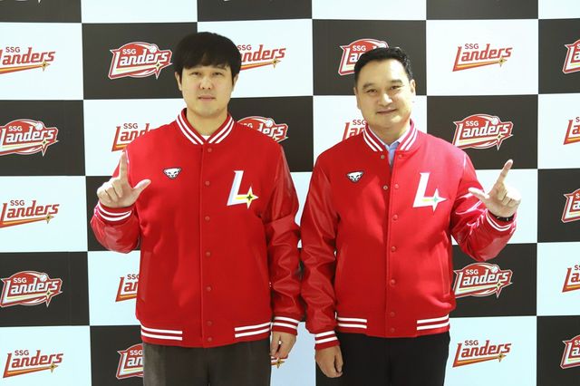 SSG 구단은 6일 최정과 3번째 FA 계약 체결을 공식 발표했다. SSG 구단이 발표한 내용에 따르면 최정은 4년 총액 110억 원에 사인했다. 계약금 30억 원, 연봉 80억 원 전액 보장 조건이다.&nbsp;SSG 랜더스