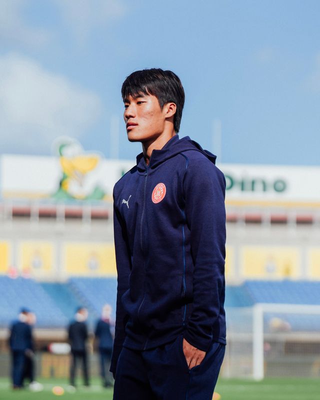 김민수가 6일(한국시간) 네덜란드 에인트호번에 있는 PSV 스타디온에서 열린 PSV에인트호벤과 지로나와의 2024-2025시즌 챔피언스리그 리그 페이즈 4차전에 교체 출전해 챔피언스리그 데뷔전을 치렀다.&nbsp; 김민수는 18세 9개월 18일의 나이에 이날 경기 데뷔전을 치르며 이강인(PSG)이 지난 2019년 9월 17일 첼시(잉글랜드)와의 조별리그 1차전에 18세 6개월 30일의 나이로 역대 최연소 대회 데뷔전을 치른 데 이어 최연소 출전 2위에 올랐다.&nbsp;지로나