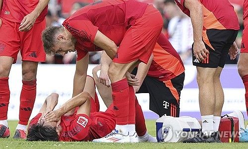 바이에른 뮌헨은 5일(한국시간) 구단 공식 홈페이지를 통해 이토 히로키가 또 수술대에 올랐다고 발표했다. 일본 센터백 이토는 이번 여름 뮌헨에 합류했지만 지난 7월 프리시즌 친선전 때 중족골 부상을 입어 장기간 결장했는데 또다시 수술대에 오르면서 데뷔전이 연기됐다. 이토의 결장 기간이 길어지자 일부 뮌헨 팬들은 댓글을 통해 이토 영입의 필요성을 지적했다. 연합뉴스