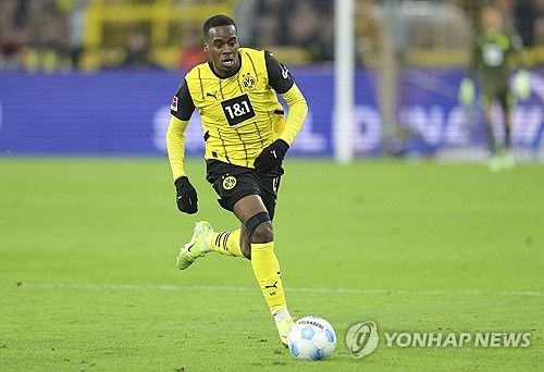 영국 매체 TBR 풋볼은 5일(한국시간) 토트넘 홋스퍼가 손흥민 측에게 새로운 계약을 제안할 준비가 안 돼 있다고 보도했다. 최근 토트넘은 손흥민에게 재계약을 제시하기 보다 1년 연장 옵션을 발동해 계약기간을 2026년까지 늘리려고 하고 있다. 또 매체는 토트넘이 손흥민 대체자로 5000만 파운드(약 901억원)로 평가되는 2004년생 윙어 제이미 기튼스(보루시아 도르트문트)를 노리고 있다고 주장했다. 연합뉴스