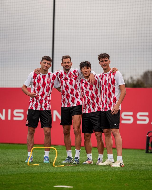 김민수가 6일(한국시간) 네덜란드 에인트호번에 있는 PSV 스타디온에서 열린 PSV에인트호벤과 지로나와의 2024-2025시즌 챔피언스리그 리그 페이즈 4차전에 교체 출전해 챔피언스리그 데뷔전을 치렀다.&nbsp; 김민수는 18세 9개월 18일의 나이에 이날 경기 데뷔전을 치르며 이강인(PSG)이 지난 2019년 9월 17일 첼시(잉글랜드)와의 조별리그 1차전에 18세 6개월 30일의 나이로 역대 최연소 대회 데뷔전을 치른 데 이어 최연소 출전 2위에 올랐다.&nbsp;지로나