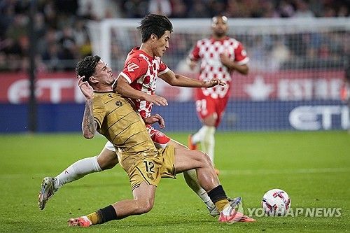 지로나는 6일(한국시간) 네덜란드 에인트호번에 있는 PSV 스타디온에서 열린 PSV에인트호벤과 지로나와의 2024-2025시즌 유럽축구연맹(UEFA) 챔피언스리그 리그 페이즈 4차전에서 0-4 대패를 당했다. 이날 김민수는 후반 34분 교체로 투입되면서 18세 9개월 18일의 나이에 UEFA 챔피언스리그 데뷔전을 가졌다. 연합뉴스