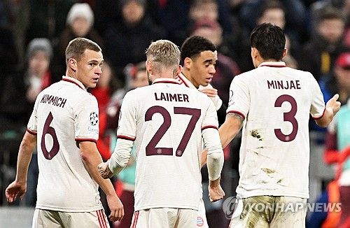 뱅상 콤파니 감독이 이끄는 뮌헨이 7일(한국시간) 독일 뮌헨에 있는 알리안츠 아레나에서 열린 벤피카(포르투갈)와의 2024-2025시즌 유럽축구연맹(UEFA) 챔피언스리그 리그 페이즈 4차전에서 1-0으로 신승을 거뒀다.&nbsp; 앞선 원정 2경기에서 연패를 당했던 뮌헨은 홈에서 승리하며 연패 탈출에 성공했다. 뮌헨은 17위(2승 2패·승점 6)로 올라섰다. 연합뉴스