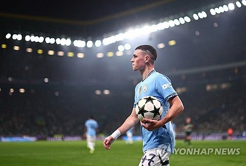 스포르팅이 6일(한국시간) 포르투갈 리스본에 있는 아스타디우 주제 알발라드에서 열린 맨시티와의 2024-2025시즌 유럽축구연맹(UEFA) 챔피언스리그 리그 페이즈 4차전에서 4-1로 대 역전승을 거뒀다.&nbsp; 아모림 감독의 홈 고별전이 된 이 경기에서 향후 그의 라이벌일 될 맨시티를 상대로 대승을 거두며 스포르팅 홈 팬들에게 마지막 선물을 선사했다.&nbsp; 반대로 과르디올라 감독과 맨체스터 유나이티드 부임이 공식 발표된 후벵 아모림 감독의 맞대결로 큰 관심을 모은 이 경기에서 아모림이 대승을 거두면서 과르디올라는 골머리를 앓게 됐다.&nbsp;연합뉴스