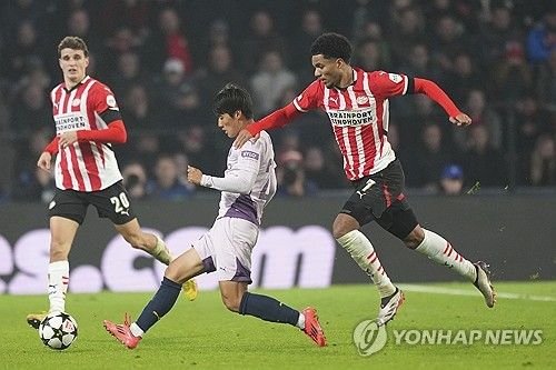 김민수가 6일(한국시간) 네덜란드 에인트호번에 있는 PSV 스타디온에서 열린 PSV에인트호벤과 지로나와의 2024-2025시즌 챔피언스리그 리그 페이즈 4차전에 교체 출전해 챔피언스리그 데뷔전을 치렀다.&nbsp; 김민수는 18세 9개월 18일의 나이에 이날 경기 데뷔전을 치르며 이강인(PSG)이 지난 2019년 9월 17일 첼시(잉글랜드)와의 조별리그 1차전에 18세 6개월 30일의 나이로 역대 최연소 대회 데뷔전을 치른 데 이어 최연소 출전 2위에 올랐다.&nbsp;연합뉴스