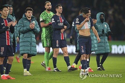 루이스 엔리케 감독이 이끄는 PSG가 7일(한국시간) 프랑스 파리에 있는 파르크 데 프랭스에서 열린 아틀레티코 마드리드(ATM, 스페인)와의 2024-2025시즌 유럽축구연맹(UEFA) 챔피언스리그 리그 페이즈 4차전에서 1-2 극장 역전패를 당했다. PSG는 먼저 선제골을 넣고도 경기 종료 직전 극장 골을 내주면서 홈에서 충격 패를 당했다. PSG는 대회 3경기 무승(1무 2패)의 늪에 빠지면서 25위(1승 1무 2패·승점 4)로 떨어졌다.&nbsp;연합뉴스