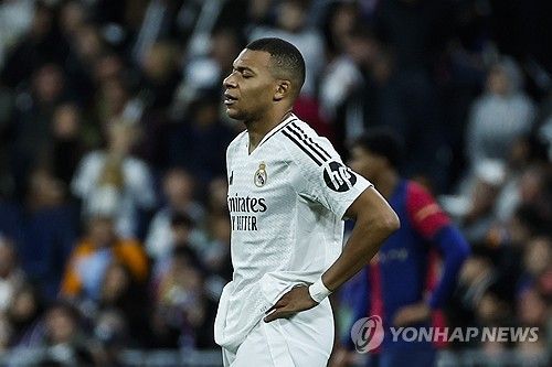 레알 마드리드는 6일(한국시간) 스페인 마드리드에 있는 산티아고 베르나베우에서 열린 AC밀란과의 2024-2025시즌 유럽축구연맹(UEFA) 챔피언스리그 리그 페이즈 4차전에서 1-3으로 패했다. 이날 주드 벨링엄은 교체된 후 물병을 걷어차며 분노를 표했는데 티에리 앙리는 벨링엄이 화가 난 이유로 킬리안 음바페를 지목했다. 연합뉴스