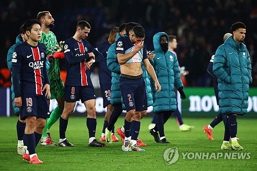 루이스 엔리케 감독이 이끄는 PSG가 7일(한국시간) 프랑스 파리에 있는 파르크 데 프랭스에서 열린 아틀레티코 마드리드(ATM, 스페인)와의 2024-2025시즌 유럽축구연맹(UEFA) 챔피언스리그 리그 페이즈 4차전에서 1-2 극장 역전패를 당했다. PSG는 먼저 선제골을 넣고도 경기 종료 직전 극장 골을 내주면서 홈에서 충격 패를 당했다. PSG는 대회 3경기 무승(1무 2패)의 늪에 빠지면서 25위(1승 1무 2패·승점 4)로 떨어졌다.&nbsp;연합뉴스