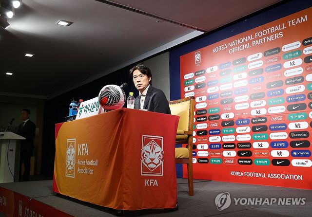 독일 매체 TZ가 6일(한국시간) 하노버에서 뛰고 있는 이현주의 대한민국 축구 국가대표팀 발탁 소식을 전했다.&nbsp;공격수인 그는 다가오는 국제축구연맹(FIFA) 월드컵 예선 경기에 나설 대표팀 명단에 포함됐다"라며 "이는 연령별 대표팀 출전 이후 그의 첫 A대표팀 발탁이다. 연합뉴스