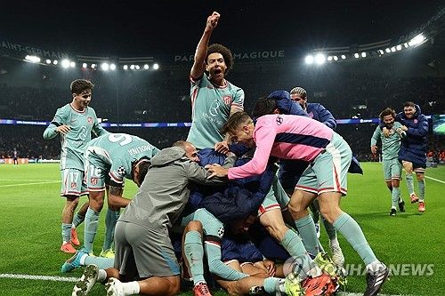 루이스 엔리케 감독이 이끄는 PSG가 7일(한국시간) 프랑스 파리에 있는 파르크 데 프랭스에서 열린 아틀레티코 마드리드(ATM, 스페인)와의 2024-2025시즌 유럽축구연맹(UEFA) 챔피언스리그 리그 페이즈 4차전에서 1-2 극장 역전패를 당했다. PSG는 먼저 선제골을 넣고도 경기 종료 직전 극장 골을 내주면서 홈에서 충격 패를 당했다. PSG는 대회 3경기 무승(1무 2패)의 늪에 빠지면서 25위(1승 1무 2패·승점 4)로 떨어졌다.&nbsp;연합뉴스