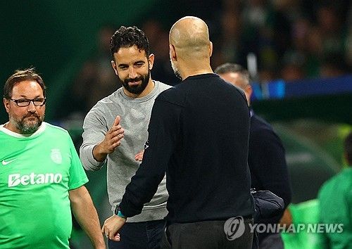 스포르팅이 6일(한국시간) 포르투갈 리스본에 있는 아스타디우 주제 알발라드에서 열린 맨시티와의 2024-2025시즌 유럽축구연맹(UEFA) 챔피언스리그 리그 페이즈 4차전에서 4-1로 대 역전승을 거뒀다.&nbsp; 아모림 감독의 홈 고별전이 된 이 경기에서 향후 그의 라이벌일 될 맨시티를 상대로 대승을 거두며 스포르팅 홈 팬들에게 마지막 선물을 선사했다.&nbsp; 반대로 과르디올라 감독과 맨체스터 유나이티드 부임이 공식 발표된 후벵 아모림 감독의 맞대결로 큰 관심을 모은 이 경기에서 아모림이 대승을 거두면서 과르디올라는 골머리를 앓게 됐다.&nbsp;연합뉴스