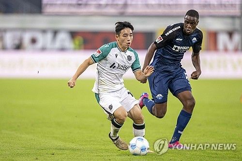 독일 매체 TZ가 6일(한국시간) 하노버에서 뛰고 있는 이현주의 대한민국 축구 국가대표팀 발탁 소식을 전했다.&nbsp;공격수인 그는 다가오는 국제축구연맹(FIFA) 월드컵 예선 경기에 나설 대표팀 명단에 포함됐다"라며 "이는 연령별 대표팀 출전 이후 그의 첫 A대표팀 발탁이다. 연합뉴스