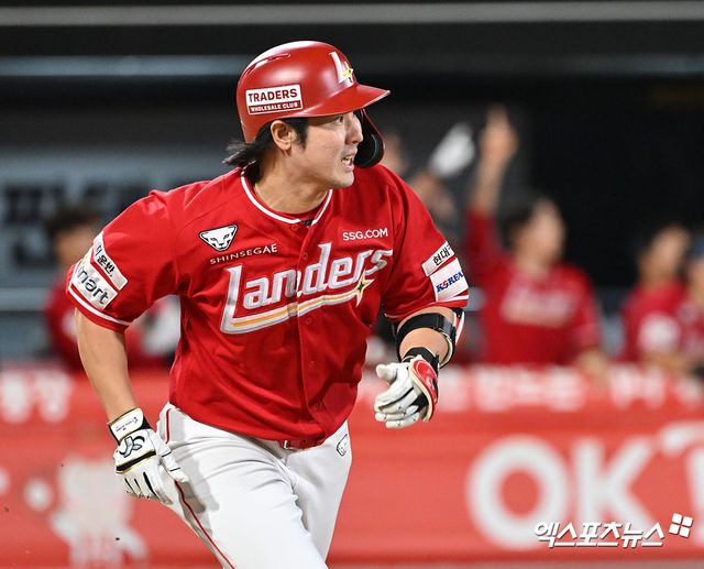 1일 오후 수원KT위즈파크에서 열린 '2024 신한 SOL Bank KBO리그' SSG 랜더스와 KT 위즈의 5위 결정전 경기, 8회초 1사 SSG 최정이 솔로 홈런을 날리고 있다. 엑스포츠뉴스 DB