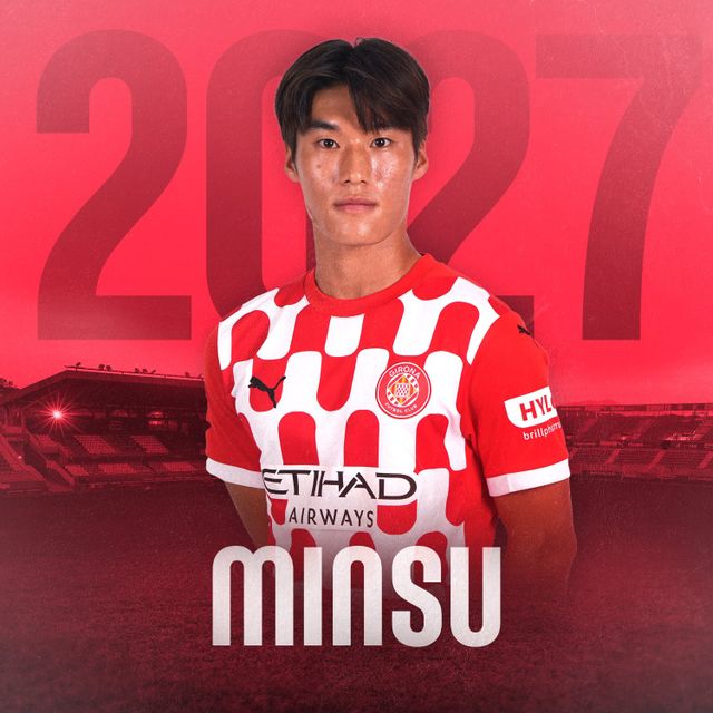 김민수가 6일(한국시간) 네덜란드 에인트호번에 있는 PSV 스타디온에서 열린 PSV에인트호벤과 지로나와의 2024-2025시즌 챔피언스리그 리그 페이즈 4차전에 교체 출전해 챔피언스리그 데뷔전을 치렀다.&nbsp; 김민수는 18세 9개월 18일의 나이에 이날 경기 데뷔전을 치르며 이강인(PSG)이 지난 2019년 9월 17일 첼시(잉글랜드)와의 조별리그 1차전에 18세 6개월 30일의 나이로 역대 최연소 대회 데뷔전을 치른 데 이어 최연소 출전 2위에 올랐다.&nbsp;지로나