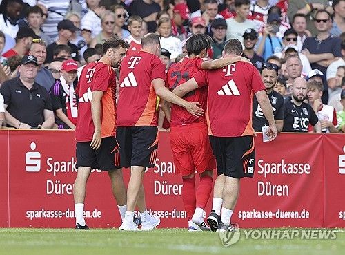 바이에른 뮌헨은 5일(한국시간) 구단 공식 홈페이지를 통해 이토 히로키가 또 수술대에 올랐다고 발표했다. 일본 센터백 이토는 이번 여름 뮌헨에 합류했지만 지난 7월 프리시즌 친선전 때 중족골 부상을 입어 장기간 결장했는데 또다시 수술대에 오르면서 데뷔전이 연기됐다. 이토의 결장 기간이 길어지자 일부 뮌헨 팬들은 댓글을 통해 이토 영입의 필요성을 지적했다. 연합뉴스