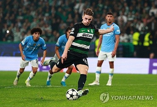 스포르팅이 6일(한국시간) 포르투갈 리스본에 있는 아스타디우 주제 알발라드에서 열린 맨시티와의 2024-2025시즌 유럽축구연맹(UEFA) 챔피언스리그 리그 페이즈 4차전에서 4-1로 대 역전승을 거뒀다.&nbsp; 아모림 감독의 홈 고별전이 된 이 경기에서 향후 그의 라이벌일 될 맨시티를 상대로 대승을 거두며 스포르팅 홈 팬들에게 마지막 선물을 선사했다.&nbsp; 반대로 과르디올라 감독과 맨체스터 유나이티드 부임이 공식 발표된 후벵 아모림 감독의 맞대결로 큰 관심을 모은 이 경기에서 아모림이 대승을 거두면서 과르디올라는 골머리를 앓게 됐다.&nbsp;연합뉴스