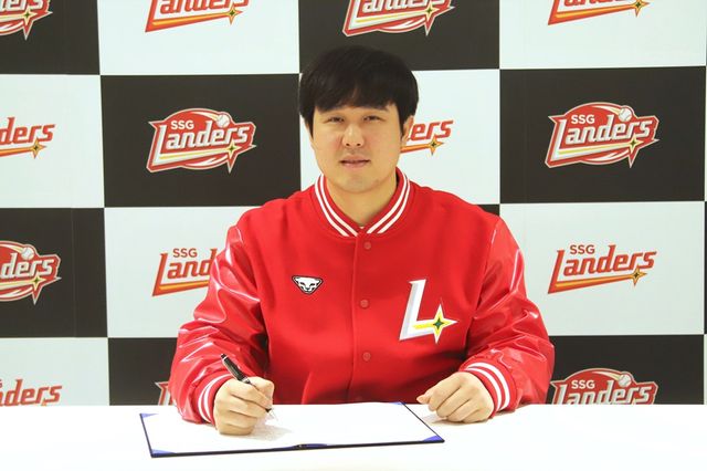 SSG 구단은 6일 최정과 3번째 FA 계약 체결을 공식 발표했다. SSG 구단이 발표한 내용에 따르면 최정은 4년 총액 110억 원에 사인했다. 계약금 30억 원, 연봉 80억 원 전액 보장 조건이다.&nbsp;SSG 랜더스