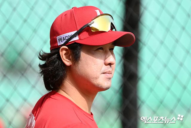 SSG 구단은 6일 최정과 3번째 FA 계약 체결을 공식 발표했다. SSG 구단이 발표한 내용에 따르면 최정은 4년 총액 110억 원에 사인했다. 계약금 30억 원, 연봉 80억 원 전액 보장 조건이다.&nbsp;엑스포츠뉴스 DB