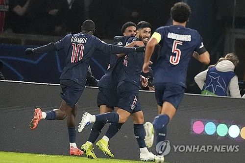 루이스 엔리케 감독이 이끄는 PSG가 7일(한국시간) 프랑스 파리에 있는 파르크 데 프랭스에서 열린 아틀레티코 마드리드(ATM, 스페인)와의 2024-2025시즌 유럽축구연맹(UEFA) 챔피언스리그 리그 페이즈 4차전에서 1-2 극장 역전패를 당했다. PSG는 먼저 선제골을 넣고도 경기 종료 직전 극장 골을 내주면서 홈에서 충격 패를 당했다. PSG는 대회 3경기 무승(1무 2패)의 늪에 빠지면서 25위(1승 1무 2패·승점 4)로 떨어졌다.&nbsp;연합뉴스