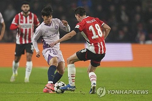 김민수가 6일(한국시간) 네덜란드 에인트호번에 있는 PSV 스타디온에서 열린 PSV에인트호벤과 지로나와의 2024-2025시즌 챔피언스리그 리그 페이즈 4차전에 교체 출전해 챔피언스리그 데뷔전을 치렀다.&nbsp; 김민수는 18세 9개월 18일의 나이에 이날 경기 데뷔전을 치르며 이강인(PSG)이 지난 2019년 9월 17일 첼시(잉글랜드)와의 조별리그 1차전에 18세 6개월 30일의 나이로 역대 최연소 대회 데뷔전을 치른 데 이어 최연소 출전 2위에 올랐다.&nbsp;연합뉴스