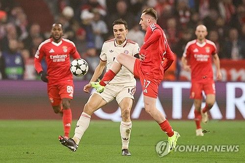 뱅상 콤파니 감독이 이끄는 뮌헨이 7일(한국시간) 독일 뮌헨에 있는 알리안츠 아레나에서 열린 벤피카(포르투갈)와의 2024-2025시즌 유럽축구연맹(UEFA) 챔피언스리그 리그 페이즈 4차전에서 1-0으로 신승을 거뒀다.&nbsp; 앞선 원정 2경기에서 연패를 당했던 뮌헨은 홈에서 승리하며 연패 탈출에 성공했다. 뮌헨은 17위(2승 2패·승점 6)로 올라섰다. 연합뉴스