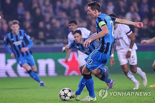 애스턴 빌라가 7일(한국시간) 벨기에 브뤼헤에 있는 얀 브레이델 스타디온에서 열린 클루브 브뤼헤와의 2024-2025시즌 유럽축구연맹(UEFA) 챔피언스리그 리그 페이즈 4차전에서 0-1로 패했다.&nbsp; 경기 내내 팽팽하던 양 팀의 경기를 결정 지은 건 바로 페널티킥이었다. 후반 7분 한스 바나켄이 페널티킥을 성공시켰고 홈팀 브뤼헤가 승리했다.&nbsp;타이런 밍스의 황당한 핸드볼로 인해 페널티킥을 헌납했다. 연합뉴스