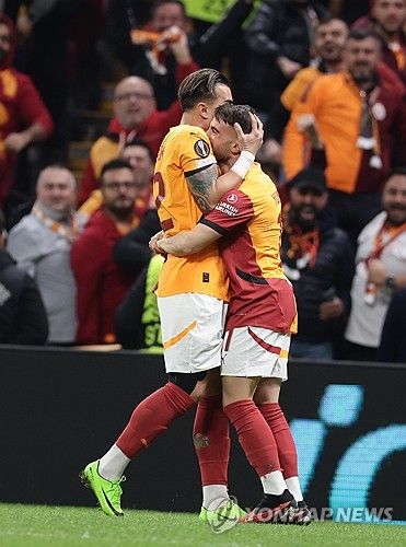 토트넘이 8일(한국시간) 튀르키예 이스탄불에 있는 알리 사미 옌 스포르 종합경기장에서 열린 갈라타사라이와의 2024-2025시즌 유럽축구연맹(UEFA) 유로파리그 리그 페이즈 4차전에서 2-3으로 패했다.&nbsp; 손흥민이 선발 출전했지만, 튀르키예 챔피언 갈라타사라이에게 일격을 당하면서 올 시즌 유로파리그 첫 패배를 당했다. 특히 이날 경기 퇴장자가 나오면서 수적 열세가 나와 추격의 불씨를 살리지 못했다.&nbsp;연합뉴스