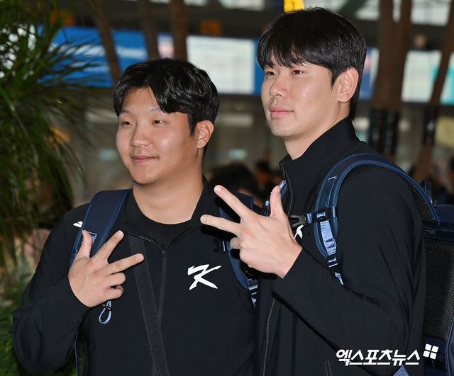 프리미어12에 출전하는 대한민국 야구대표팀이 8일 오전 인천국제공항을 통해 대만으로 출국했다. 출국 전 포즈취하는 대한민국 야구대표팀 문보경 홍창기. 인천공항, 김한준 기자