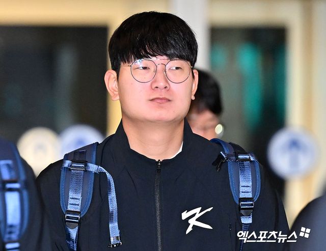 프리미어12에 출전하는 대한민국 야구대표팀이 8일 오전 인천국제공항을 통해 대만으로 출국했다. 출국장으로 향하는 대한민국 야구대표팀 김서현. 인천공항, 김한준 기자