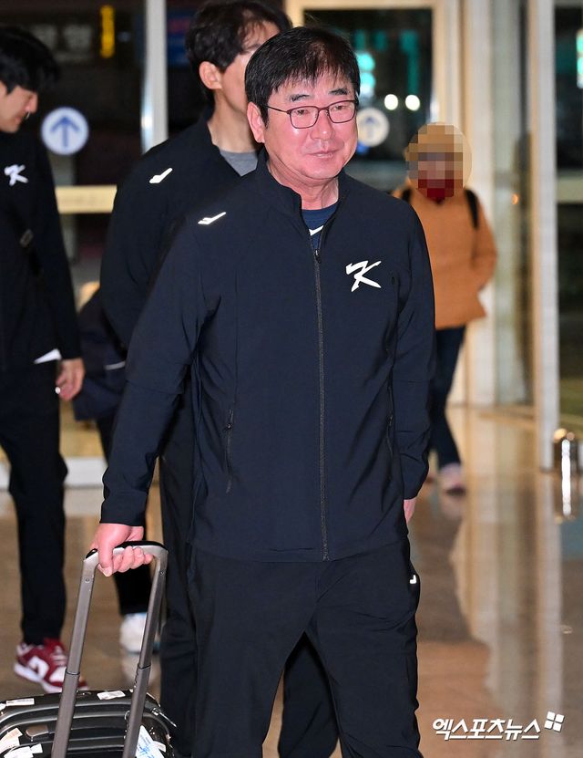 프리미어12에 출전하는 대한민국 야구대표팀이 8일 오전 인천국제공항을 통해 대만으로 출국했다. 출국장으로 향하는 대한민국 야구대표팀 류중일 감독. 인천공항, 김한준 기자