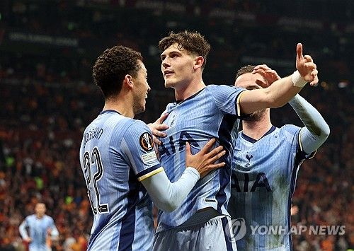 토트넘이 8일(한국시간) 튀르키예 이스탄불에 있는 알리 사미 옌 스포르 종합경기장에서 열린 갈라타사라이와의 2024-2025시즌 유럽축구연맹(UEFA) 유로파리그 리그 페이즈 4차전에서 2-3으로 패했다.&nbsp; 손흥민이 선발 출전했지만, 튀르키예 챔피언 갈라타사라이에게 일격을 당하면서 올 시즌 유로파리그 첫 패배를 당했다. 특히 이날 경기 퇴장자가 나오면서 수적 열세가 나와 추격의 불씨를 살리지 못했다.&nbsp;연합뉴스