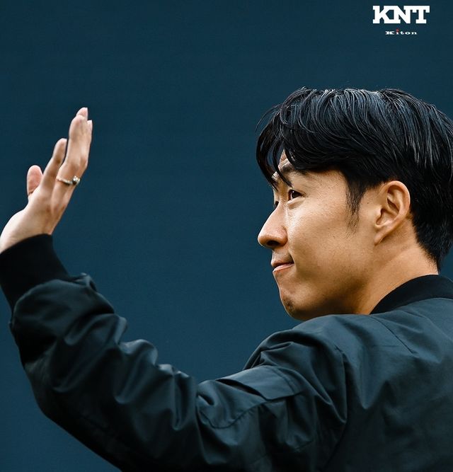 토트넘이 손흥민과 재계약 협상 계획이 없으며 이를 통보해 손흥민 측이 충격 받았다는 보도가 나왔다. 영국 'TBR 풋볼'은 6일 '토트넘은 현재 손흥민 측에 한국 윙어와의 잠재적인 신규 계약에 대한 협상 계획은 없다고 밝혔다. 토트넘 주장을 맡고 있는 선수의 캠프는 이같은 구단 결정에 충격 받은 것으로 알려졌다'고 했다. 최근 영국 텔레그래프는 토트넘이 손흥민의 현 계약서에 첨부된 1년 연장 옵션을 행사하겠다고 보도한 적이 있다. TBR 풋볼은 여기서 더 나아가 토트넘이 2026년 6월 이후 손흥민과 동행할 생각이 없다고 밝혔다. 토트넘 SNS