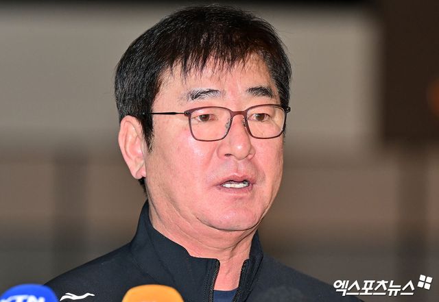 프리미어12에 출전하는 대한민국 야구대표팀이 8일 오전 인천국제공항을 통해 대만으로 출국했다. 출국 전 인터뷰하는 야구대표팀 류중일 감독. 인천공항, 김한준 기자