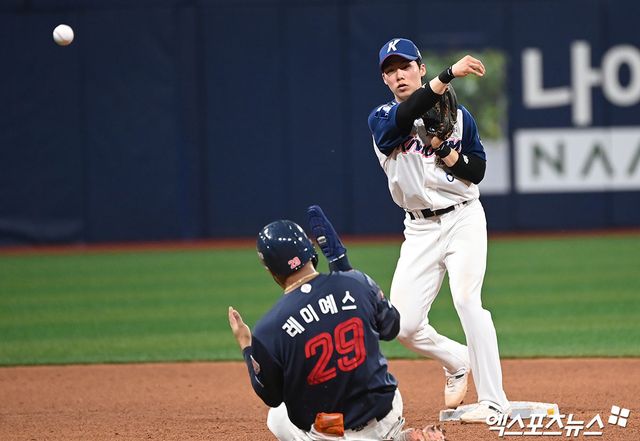 13일 오후 서울 구로구 고척스카이돔에서 열린 '2024 신한 SOL Bank KBO리그' 롯데 자이언츠와 키움 히어로즈의 경기, 5회초 무사 1루 키움 김혜성이 롯데 전준우의 내야땅볼때 레이예스를 포스아웃 시킨 후 1루로 송구하고 있다. 엑스포츠뉴스 DB