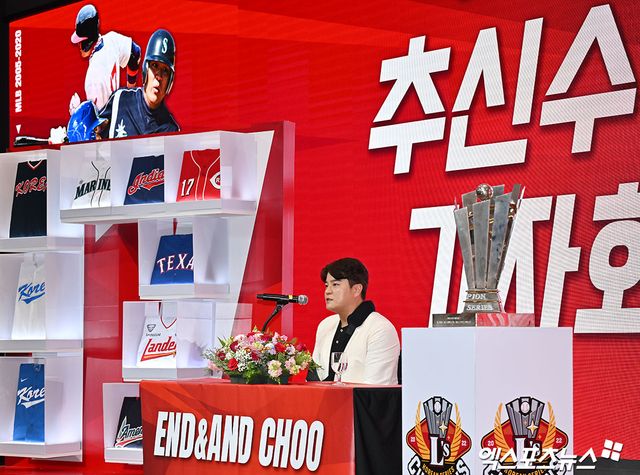 SSG는 7일 인천 연수구 경원재 앰배서더 인천에서 추신수 은퇴 기자회견을 개최했다. 추신수는 '시즌이 끝나고 하루 이틀 정도 지나면 무조건 스트레스가 생기더라. 올해는 내일에 대한 계획이나 이런 게 없다 보니까 잠도 편하게 잤고, 살이 찔 걱정도 하지 않는다'며 '여러 제안이 들어오지만 천천히 생각해보려 한다'고 했다. 인천, 김한준 기자