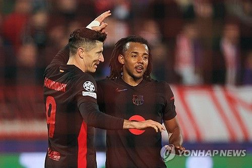 즈베즈다가 7일(한국시간) 세르비아 베오그라드에 있는 스타디온 라이코 미티치에서 열린 FC바르셀로나(스페인)와의 2024-2025시즌 유럽축구연맹(UEFA) 챔피언스리그 리그 페이즈 4차전에서 2-5 완패를 당했다.&nbsp;유럽 무대 진출 첫 시즌을 맞는 설영우(츠르베나 즈베즈다)가 유럽대항전에서 첫 공격 포인트를 기록했다.&nbsp;연합뉴스