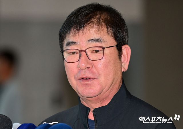 프리미어12에 출전하는 대한민국 야구대표팀이 8일 오전 인천국제공항을 통해 대만으로 출국했다. 출국 전 인터뷰를 하는 대한민국 야구대표팀 류중일 감독. 인천공항, 김한준 기자