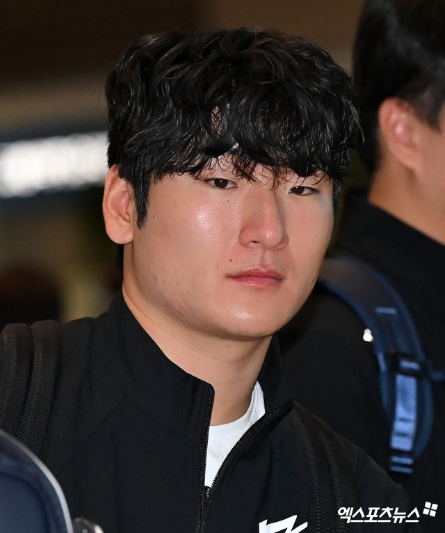 프리미어12에 출전하는 대한민국 야구대표팀이 8일 오전 인천국제공항을 통해 대만으로 출국했다. 출국 수속을 하는 대한민국 야구대표팀 곽빈. 인천공항, 김한준 기자