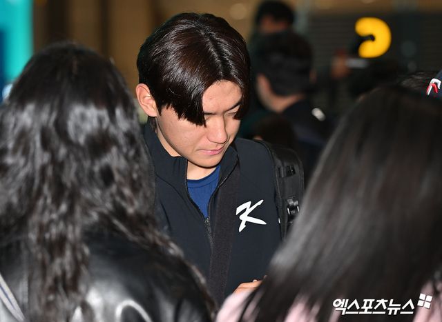 프리미어12에 출전하는 대한민국 야구대표팀이 8일 오전 인천국제공항을 통해 대만으로 출국했다. 출국 전 대한민국 야구대표팀 김도영이 팬들에게 사인을 해주고 있다. 인천공항, 김한준 기자