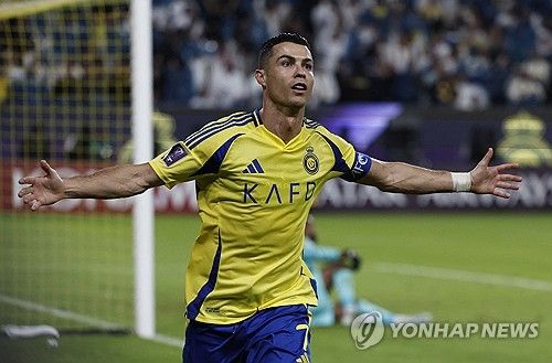 스페인 매체 '스포르트'가 7일(한국시간) 사우디 명문 팀 알힐랄이 부상으로 신임하는 네이마르를 1월에 팔고 또 다른 대형 슈퍼스타 크리스티아누 호날두를 영입하려 한다고 보도했다.&nbsp;연합뉴스