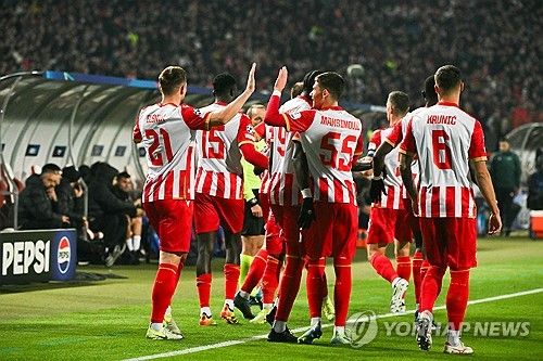 즈베즈다가 7일(한국시간) 세르비아 베오그라드에 있는 스타디온 라이코 미티치에서 열린 FC바르셀로나(스페인)와의 2024-2025시즌 유럽축구연맹(UEFA) 챔피언스리그 리그 페이즈 4차전에서 2-5 완패를 당했다.&nbsp;유럽 무대 진출 첫 시즌을 맞는 설영우(츠르베나 즈베즈다)가 유럽대항전에서 첫 공격 포인트를 기록했다.&nbsp;연합뉴스
