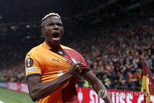 토트넘이 8일(한국시간) 튀르키예 이스탄불에 있는 알리 사미 옌 스포르 종합경기장에서 열린 갈라타사라이와의 2024-2025시즌 유럽축구연맹(UEFA) 유로파리그 리그 페이즈 4차전에서 2-3으로 패했다.&nbsp; 손흥민이 선발 출전했지만, 튀르키예 챔피언 갈라타사라이에게 일격을 당하면서 올 시즌 유로파리그 첫 패배를 당했다. 특히 이날 경기 퇴장자가 나오면서 수적 열세가 나와 추격의 불씨를 살리지 못했다.&nbsp;연합뉴스