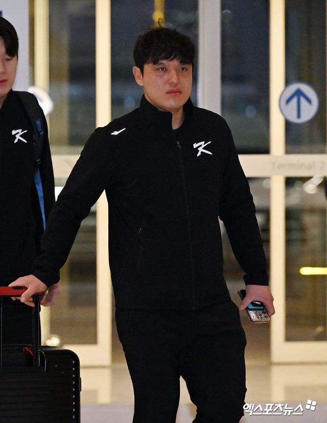프리미어12에 출전하는 대한민국 야구대표팀이 8일 오전 인천국제공항을 통해 대만으로 출국했다. 출국장으로 향하는 대한민국 야구대표팀 박동원. 인천공항, 김한준 기자