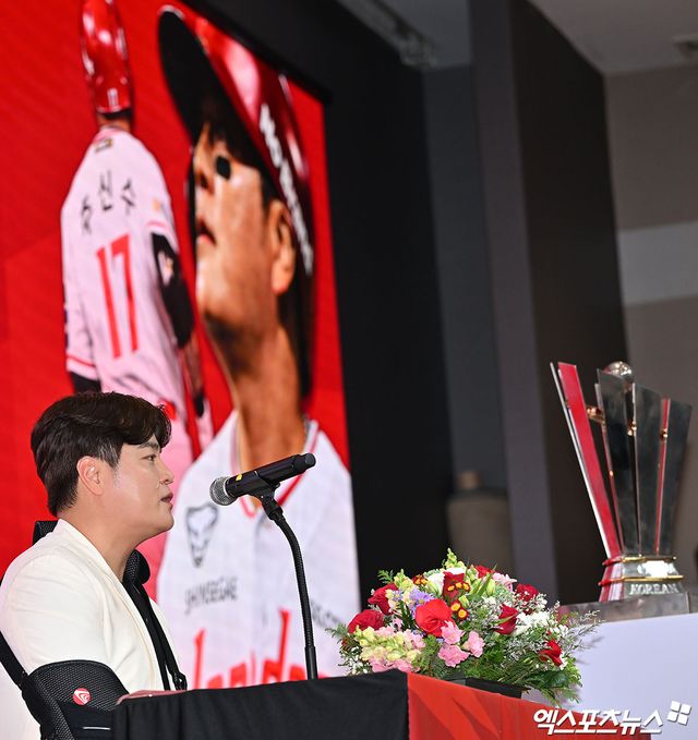 SSG는 7일 인천 연수구 경원재 앰배서더 인천에서 추신수 은퇴 기자회견을 개최했다. 추신수는 '시즌이 끝나고 하루 이틀 정도 지나면 무조건 스트레스가 생기더라. 올해는 내일에 대한 계획이나 이런 게 없다 보니까 잠도 편하게 잤고, 살이 찔 걱정도 하지 않는다'며 '여러 제안이 들어오지만 천천히 생각해보려 한다'고 했다. 인천, 김한준 기자