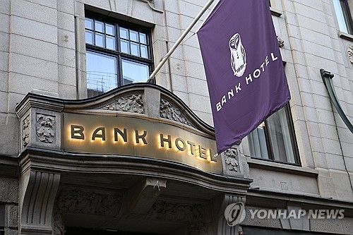 프랑스축구협회가 7일(한국시간) 11월 A매치를 앞두고 프랑스 축구 대표팀 명단을 발표했다. 음바페는 두 달 연속 대표팀에서 제외됐다.&nbsp; 음바페 대신 프랑스 공격진에는 브래들리 바르콜라, 우스망 뎀벨레, 랭달 콜로 무아니(이상 PSG), 크리스토퍼 은쿤쿠(첼시), 마이클 올리세(바이에른 뮌헨), 마르쿠스 튀랑(인터 밀란)이 포함됐다.&nbsp; 프랑스 유력지 '레퀴프'에 따르면, 디디에 데샹 감독은 이날 명단 발표 기자회견에서 음바페의 제외와 관련돼 많은 질문을 받았다.&nbsp;연합뉴스