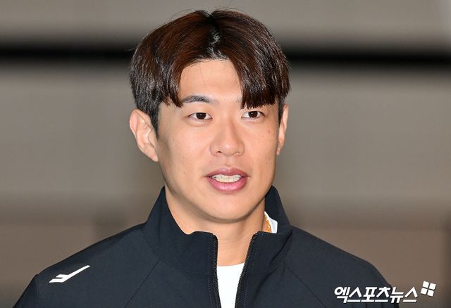 프리미어12에 출전하는 대한민국 야구대표팀이 8일 오전 인천국제공항을 통해 대만으로 출국했다. 출국 전 인터뷰하는 대한민국 야구대표팀 송성문. 인천공항, 김한준 기자