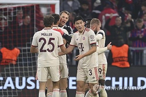 축구 통계 사이트 '소파스코어'가 7일(한국시간) 끝난 2024-2025시즌 유럽축구연맹(UEFA) 챔피언스리그 리그 페이즈 4차전에 맹활약한 베스트 11을 공개했다.&nbsp; 자신들이 경기별로 매기는 평점을 기준으로 구성한 베스트11에 김민재가 수비진에 포함됐다. 3-5-2 전형에서 왼쪽 수비수로 선정된 그는 평점 8.1점으로 라이언 플라밍고(PSV아인트호번), 베라트 짐시티(아탈란타)와 함께 백3를 구성했다.&nbsp;연합뉴스